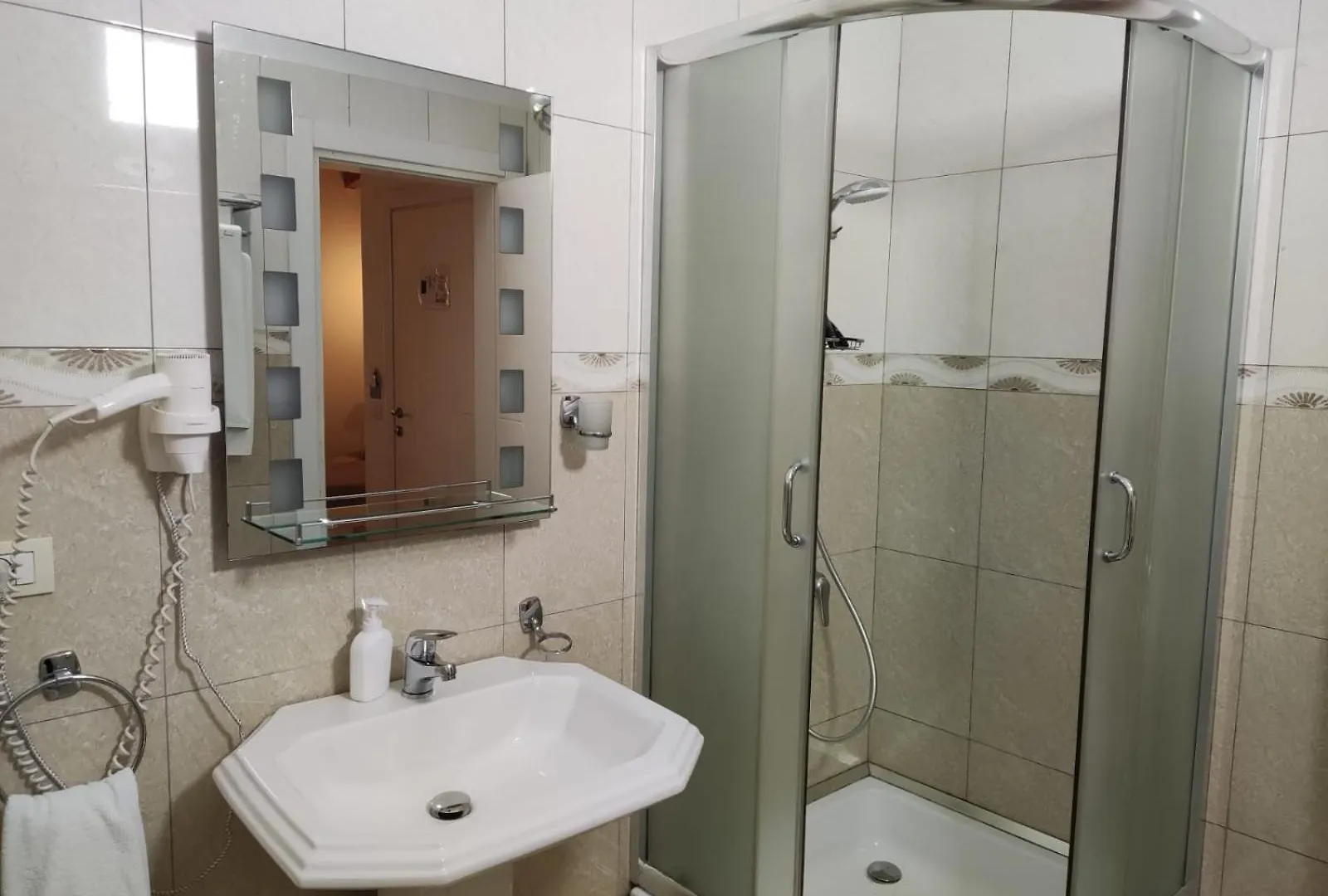 Hotel & Restaurant White City Berati 3*,